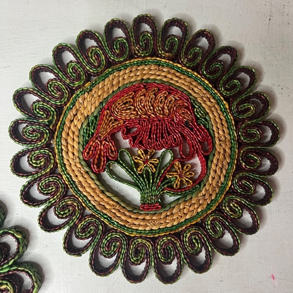 Vintage 70s Straw Trivet Shrimp and Flower Design Woven Serving Set of 2 - Picture 3 of 4